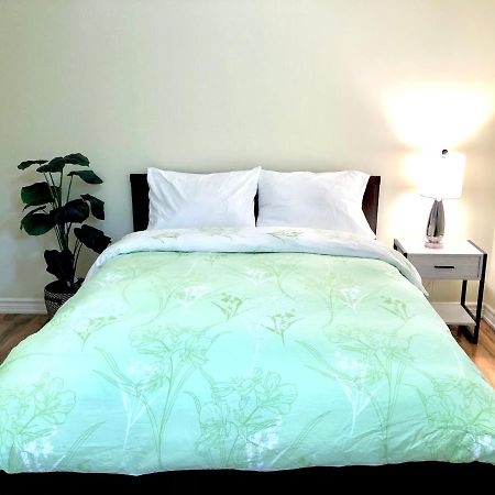 Cozy & Convenient 2-Bedroom Apartment With Private Entrance Toronto Dış mekan fotoğraf