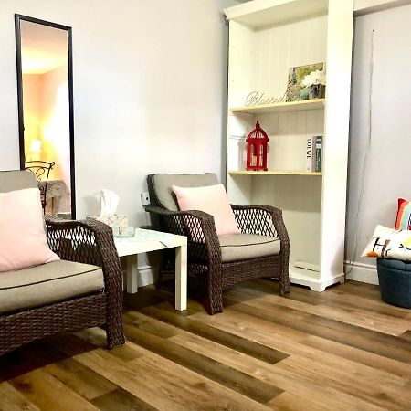 Cozy & Convenient 2-Bedroom Apartment With Private Entrance Toronto Dış mekan fotoğraf