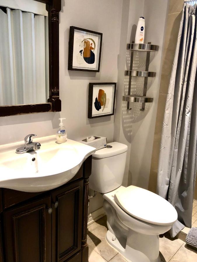Cozy & Convenient 2-Bedroom Apartment With Private Entrance Toronto Dış mekan fotoğraf