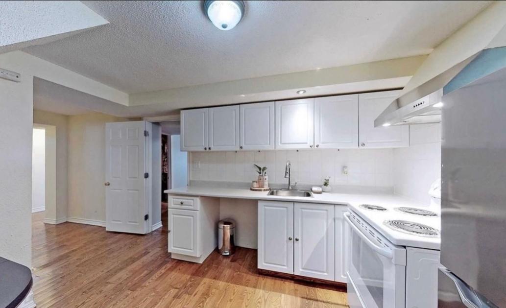 Cozy & Convenient 2-Bedroom Apartment With Private Entrance Toronto Dış mekan fotoğraf