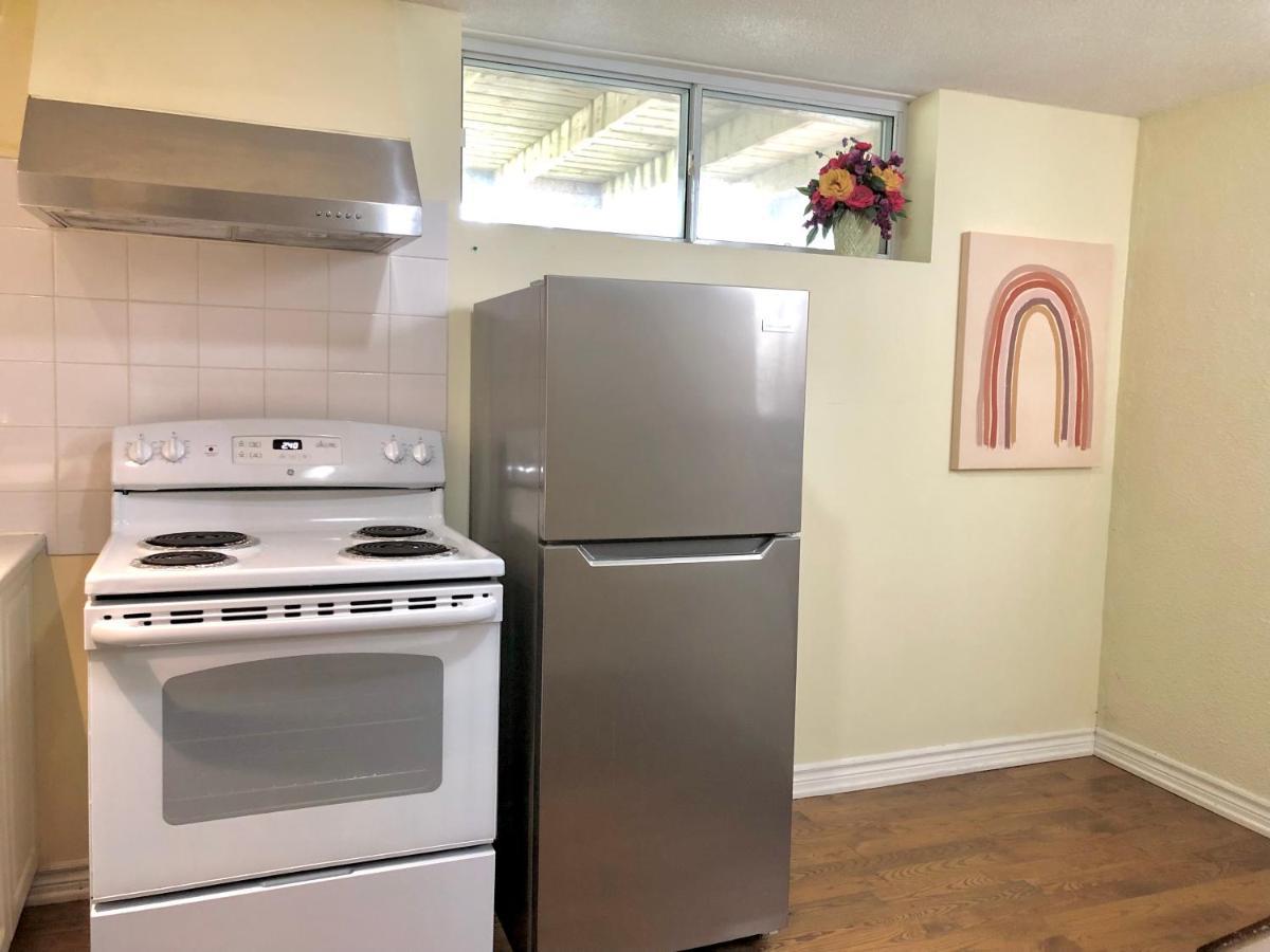 Cozy & Convenient 2-Bedroom Apartment With Private Entrance Toronto Dış mekan fotoğraf
